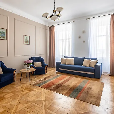 On Halytska Street アパート リヴィウ